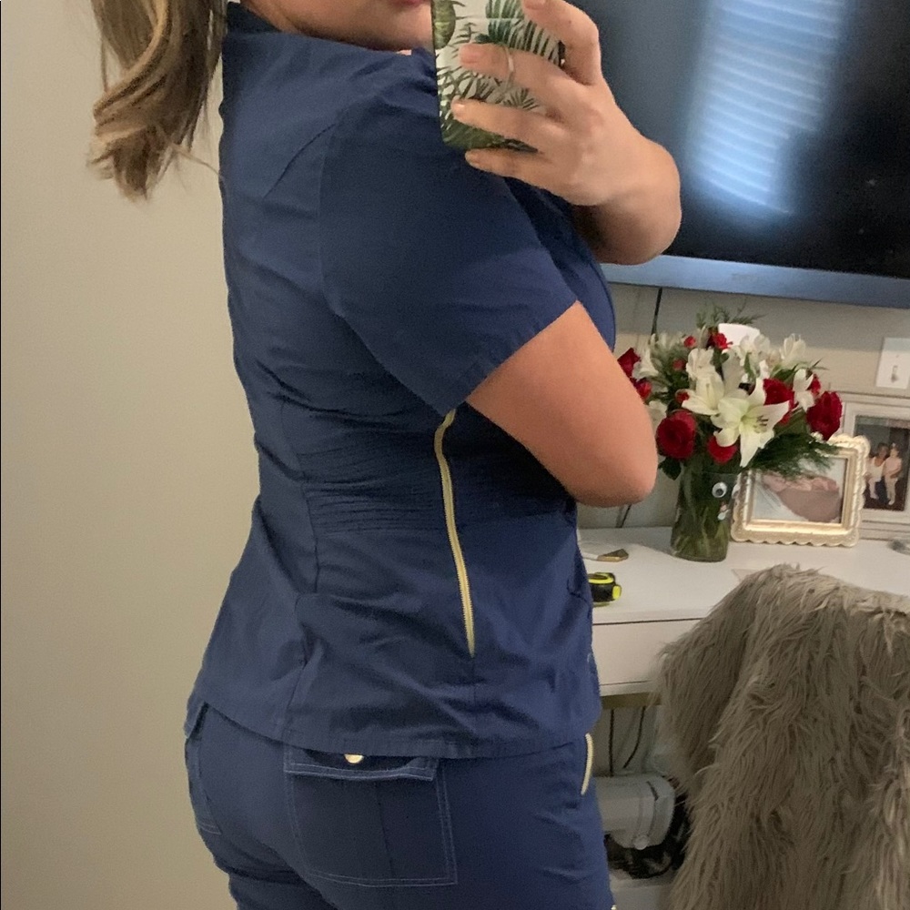 Jaanuu beautiful Navy blue scrub top 🤍